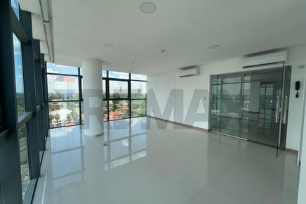 Alquilo medio piso de oficinas en Trading Park