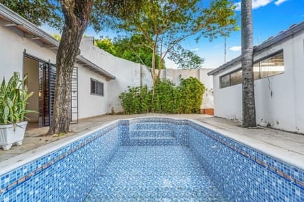 Residencia / Oficina con 6 Dormitorios sobre Itapúa casi Molas López