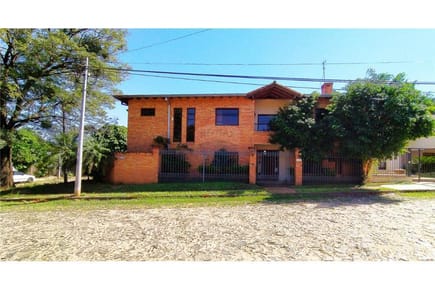 EN VENTA LUJOSA RESIDENCIA EN BARRIO MBURUCUYÁ
