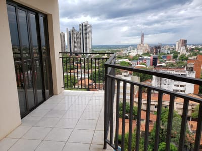 EN VENTA HERMOSO Y AMPLIO DEPARTAMENTO EN EDIFICIO LIBERTADOR 