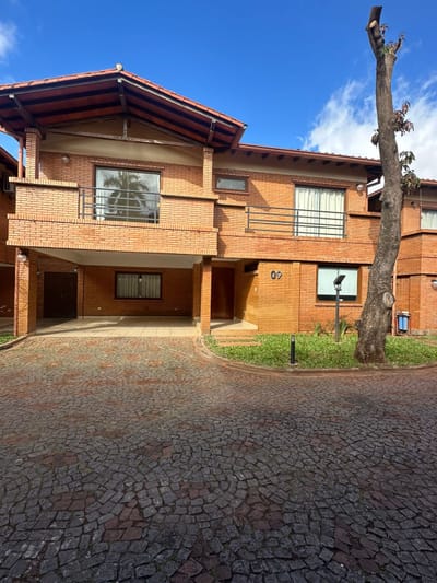 Casa De 5 Dormitorios En Condominio En Barrio Mcal. Estigarribia