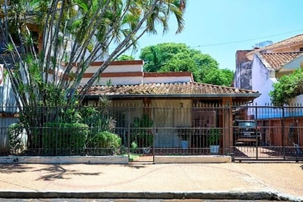 EN VENTA TERRENO con casa a demoler o refaccionar Ycua Sati