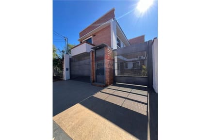 VENDO AMPLIO DUPLEX EN SAN LORENZO LAURELTY