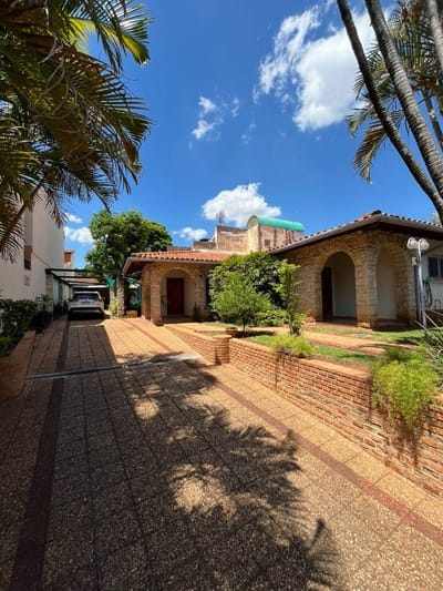 Vendo Amplia Casa en el Barrio Recoleta de Asunción!!