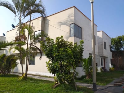 CASA 2 PISOS - ZONA EXCLUSIVA