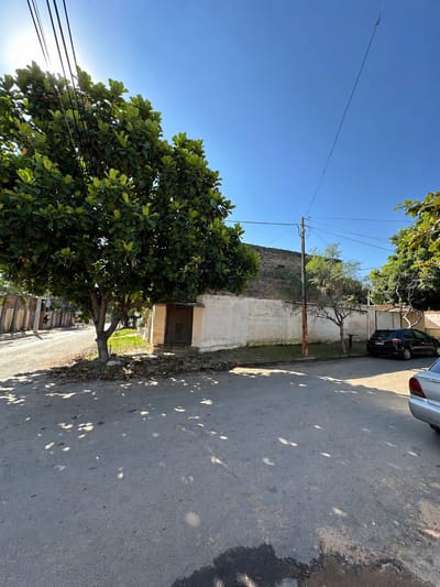 EN VENTA – TERRENO EN ESQUINA CON UBICACIÓN ESTRATÉGICA EN FDO DE LA MORA