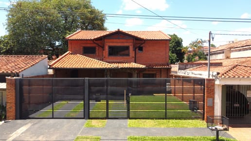 Vendo casa en Asuncion Bº Las Lomas terreno de 12 x 50 cochera para 4 