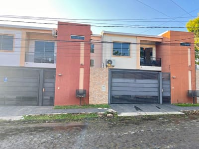 Duplex en Asunción barrio Mbocayaty