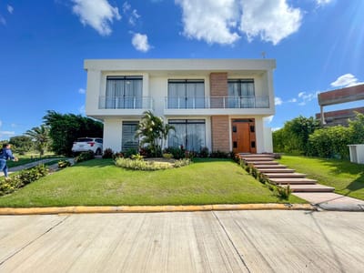 Casa de Lujo con Piscina en Urubó Village – Módulo 5