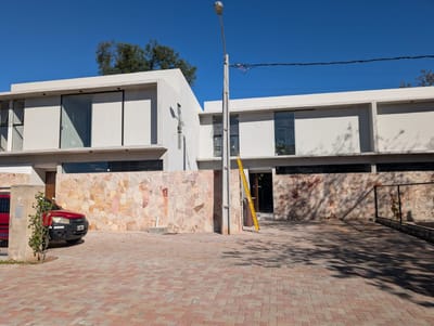 En Venta DUPLEX de 3 dormitorios en CONDOMINIO CERRADO EN ZONA CONMEBOL