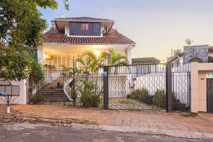 VENDO RESIDENCIA EN BARRIO LAS MERCEDES