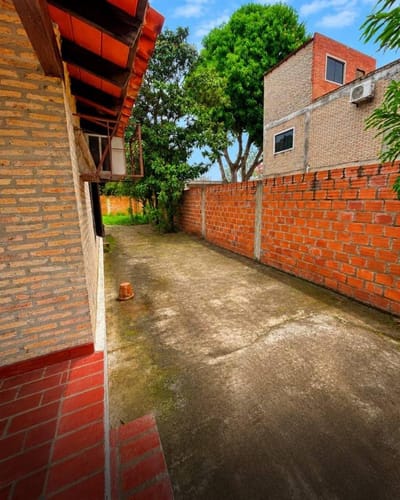 CASA EN VENTA EN LAMBARE ZONA COLEGIO SEK