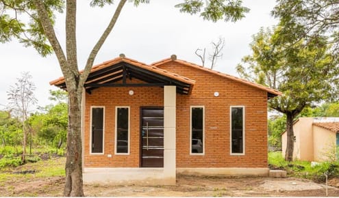 VENDO CASA A ESTRENAR EN LUQUE - MORA CUE