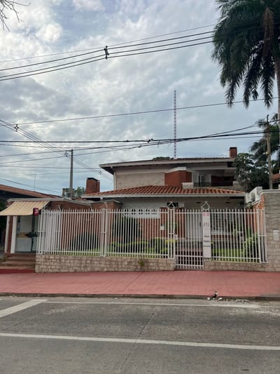 VENDO CASA EN SAJONIA SOBRE LA AVENIDA CAL