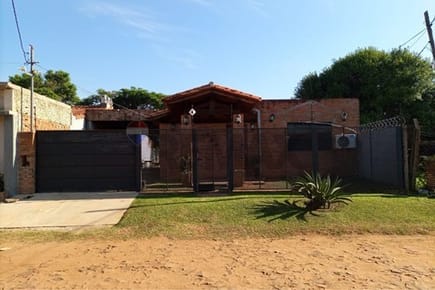 Vendo hermosa casa en Laurelty a 4 cuadras de Cap. A.Insfrán
