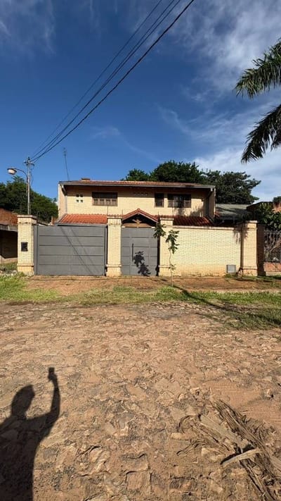 Casa amplia con piscina en Luque – Barrio América