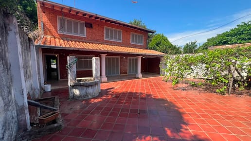 Amplia Casa En Venta En Lambaré – Excelente Ubicación