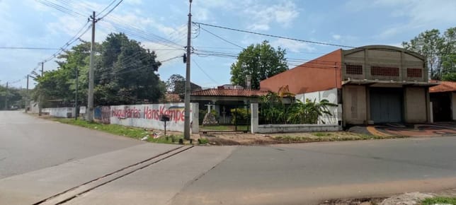 EN VENTA – AMPLIA CASA EN ESQUINA SOBRE ASFALTO – CENTRO DE LUQUE