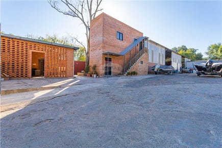 EN VENTA AMPLIO TINGLADO  con oficinas EN LAMBARE