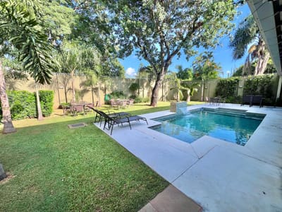 Alquilo/ VENDO  Gran Residencia  Amoblada C/ 5 DORMITORIOS  Bo.mcal Estigarribia.