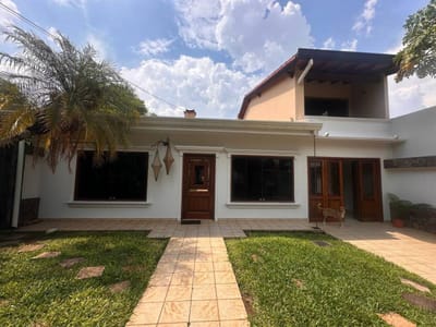 VENDO AMPLIA RESIDENCIA EN EL BARRIO MBURICAO