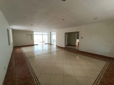 Casa de 8 habitaciones, 20 ambientes. Piura.