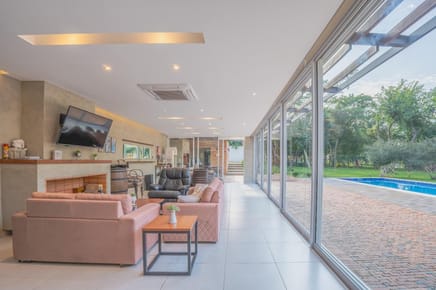 ENCANTADORA VIVIENDA CON AMPLIO JARDIN Y UBICACION PRIVILEGIADA