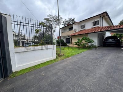 Amplia casa de 6 dormitorios a una cuadra de la costanera zona Sur