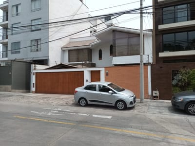 VENDO LINDA CASA CON PISCINA FRENTE A PARQUE SURCO