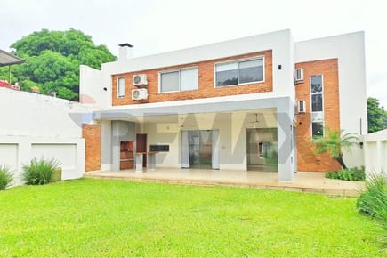 Vendo Amplia casa en Lambaré a pasos de la avenida san Isidro 