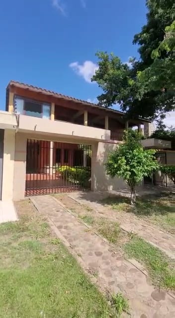 IMPONENTE CASA DE 2 PLANTAS 4 DORM - CHURRASQUERA