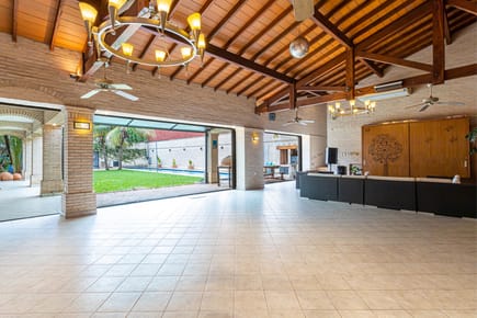 Vendo Amplia casa con piscina olímpica en Asunción zona centenario 