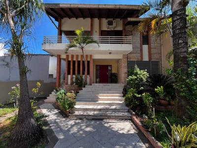 Amplia residencia 4 dorm. de 3 plantas | Republicano