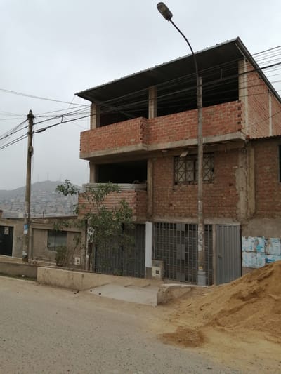 se vende casa de 3 pisos