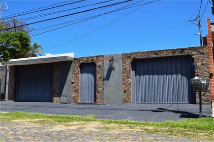 Amplia Casa en Barrio Mburucuya