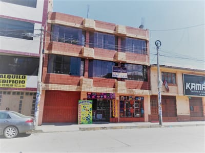 CASA CON LOCALES COMERCIALES