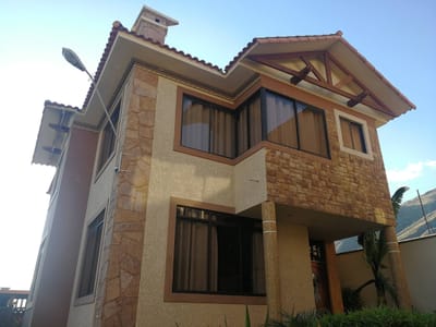 Casa amplia en condominio