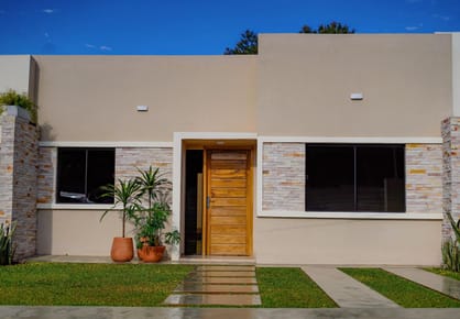 BARRIO CERRADO EN CAPIATA - CASA DE 2 DORMITORIOS