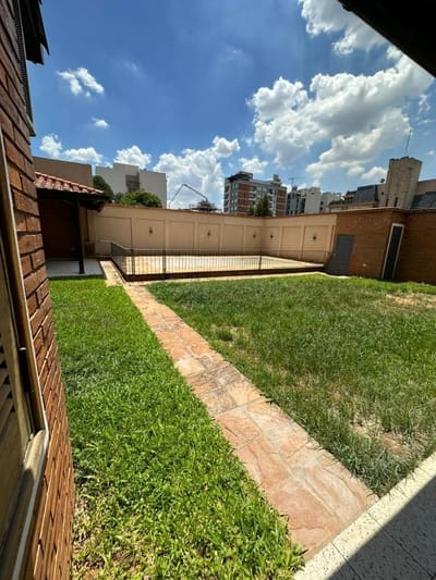 ALQUILO CASA CON EXCELENTE UBICACION. EN FRENTE AL SHOPPING DEL SOL