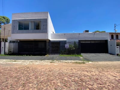 Residencia en venta en Lambaré - 3 dormitorios con pileta y quincho