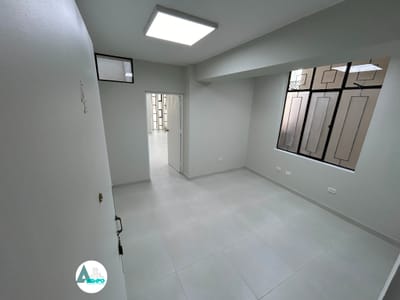 PEQUEÑA OFICINA O CONSULTORIO MIRAFLORES EN PISO 1