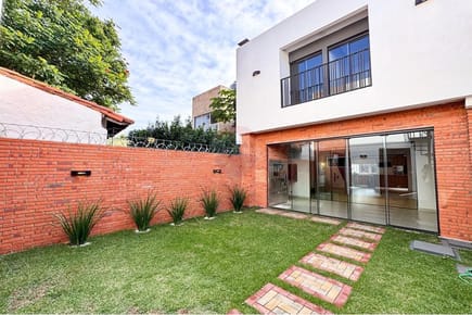 EN VENTA CASA PAREADA DE 3 SUITES