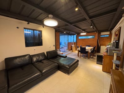 VENDO CASA 2 DORMITORIOS EN MBACHIO, LAMBARE