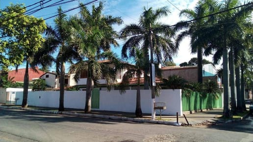 Vendo amplia casa  En esquina-Lambaré 