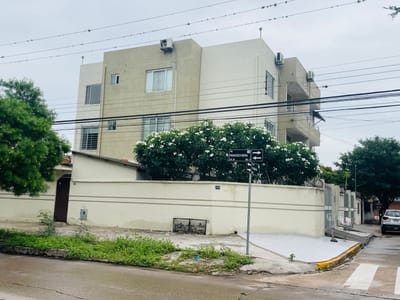 EDIFICIO DE DEPARTAMENTOS EN ESQUINA