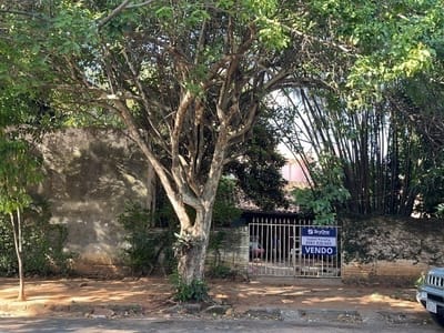 CASA EN ESQUINA, BARRIO LOS LAURELES