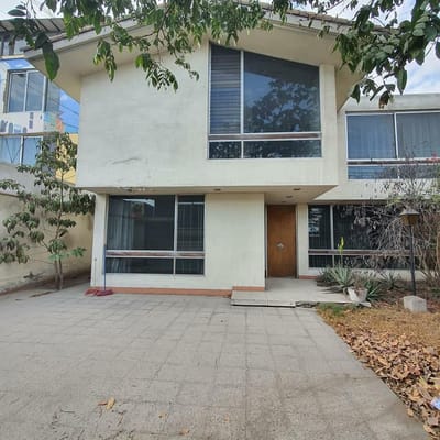 VENDO CASA COMO TERRENO EN MIRAFLORES