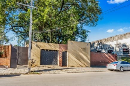 Vendo Casa en Zona Molas López, Ideal para oficina o comercio