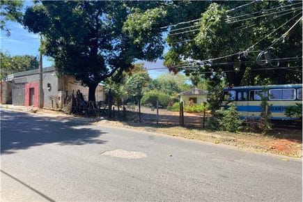 Vendo propiedad en Fernando de la mora amplio terreno