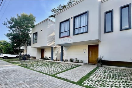 AMPLIO DÚPLEX CON PISCINA - Bº CERRADO ARAPOTY